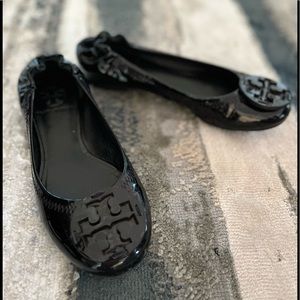 Tory Burch Caroline Flat Black Patent sz 4.5